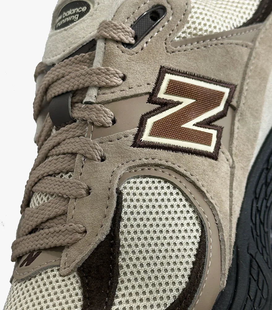 New Balance 2002R (Driftwood/Cream) – Centre