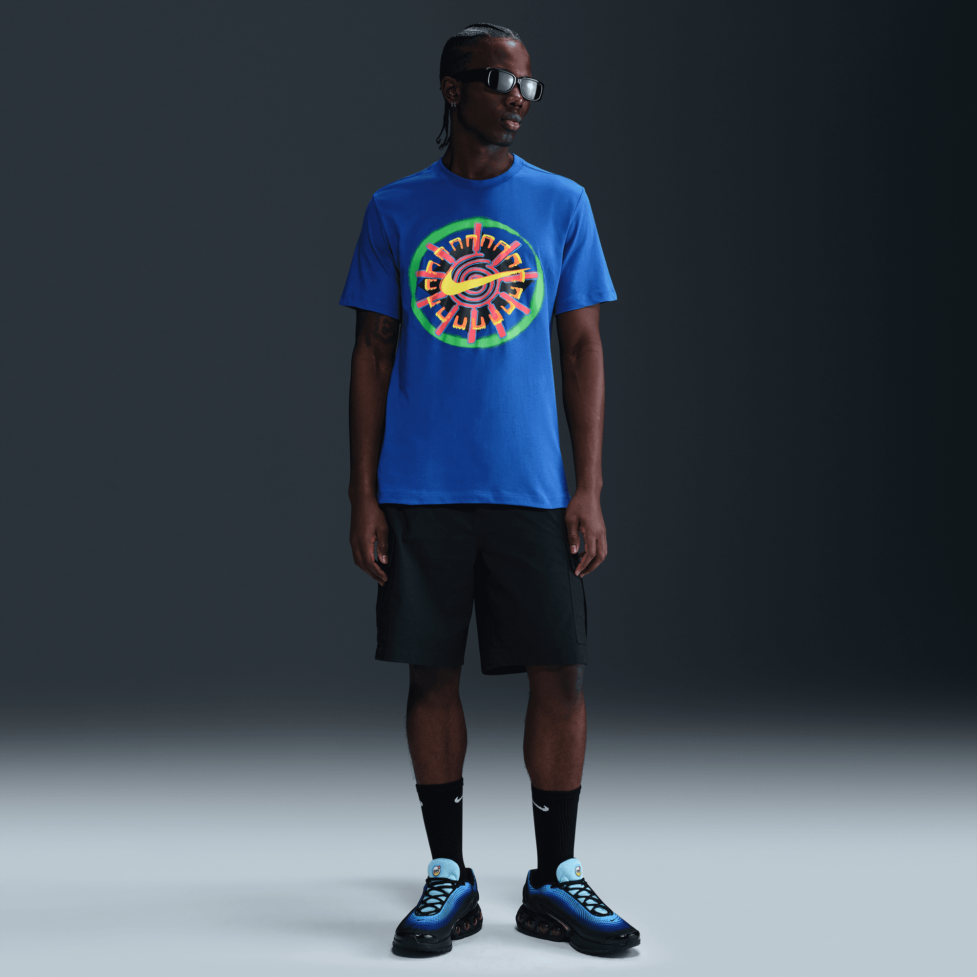 Nike Sportswear Graphic T-Shirt (Game Royal) – Centre