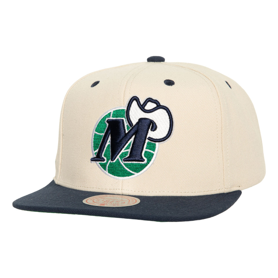 Mitchell & Ness Dallas Mavericks NBA 2 Tone Hardwood Classics Snapback Hat ( Off White / Navy ) - Mitchell & Ness