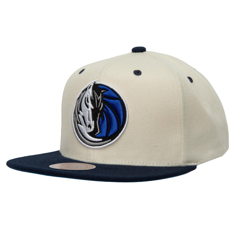 Mitchell & Ness Dallas Mavericks NBA 2 Tone Snapback Hat ( Off White / Navy ) - Mitchell & Ness