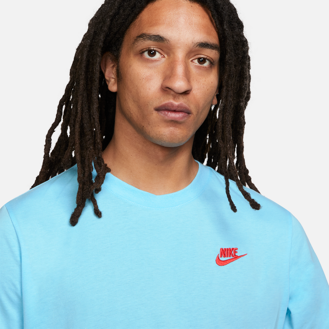 Nike Sportswear Club T-Shirt (Blue Chill/Light Crimson) – Centre
