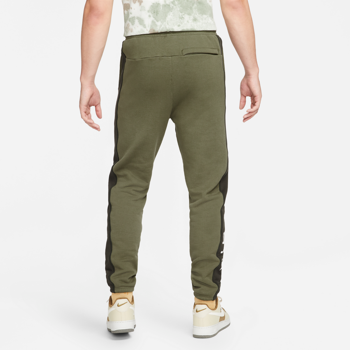 Nike joggers medium hotsell
