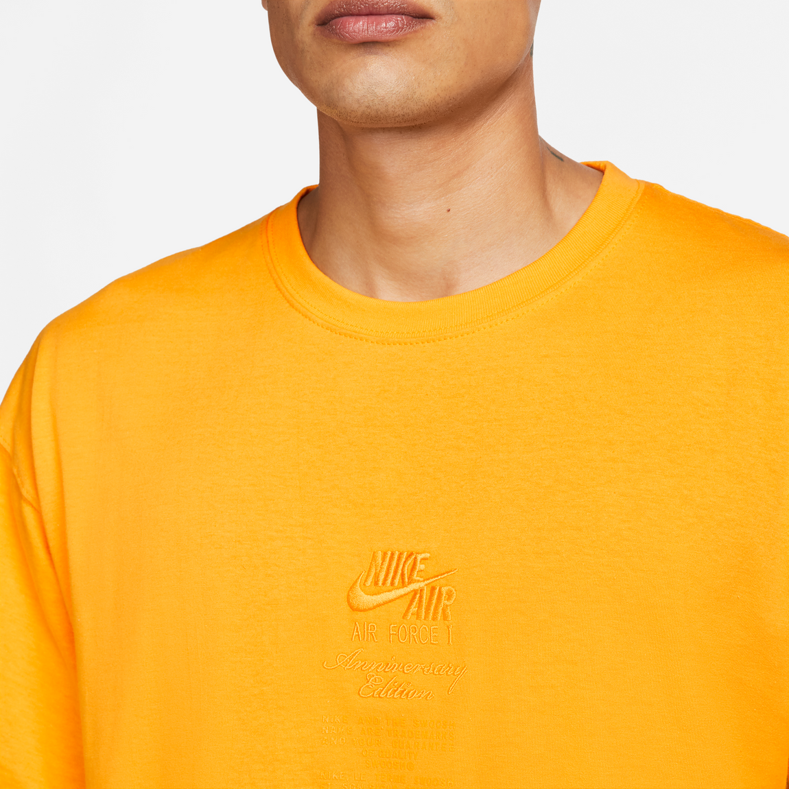 Nike Sportswear 40th Anniversary Tee Gold) – Centre